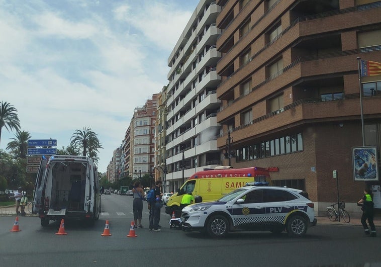 Un accidente entre un coche y una moto complica el tráfico en el centro de Valencia