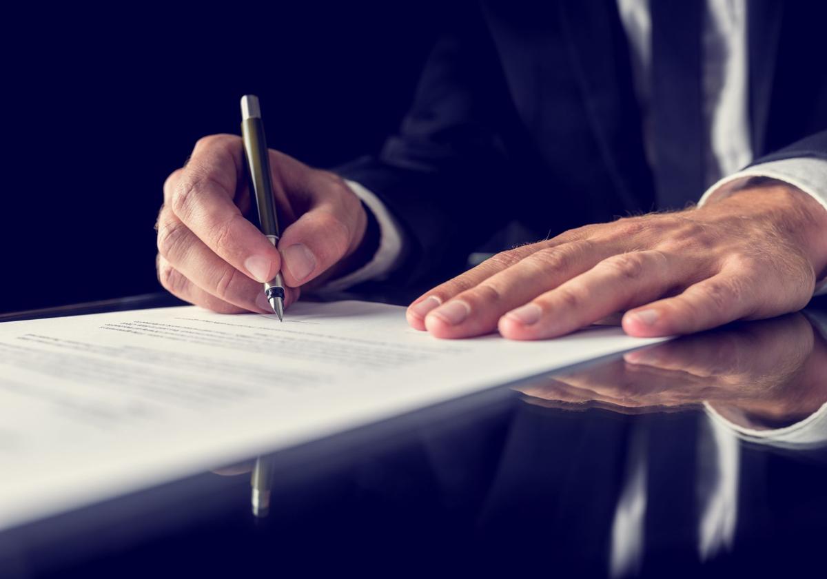 La firma de un contrato laboral, imagen de archivo.