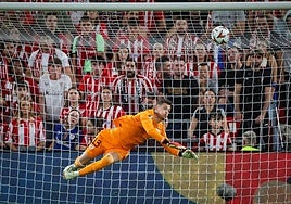 Julen Agirrezabala efectua una parada en un partido del Athletic.