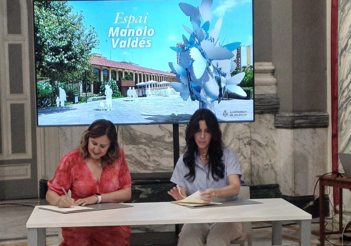 María José Catalá y Regina Valdés en la firma del protocolo