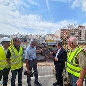 Visita de obras a la pasarela en construcción en Paiporta.