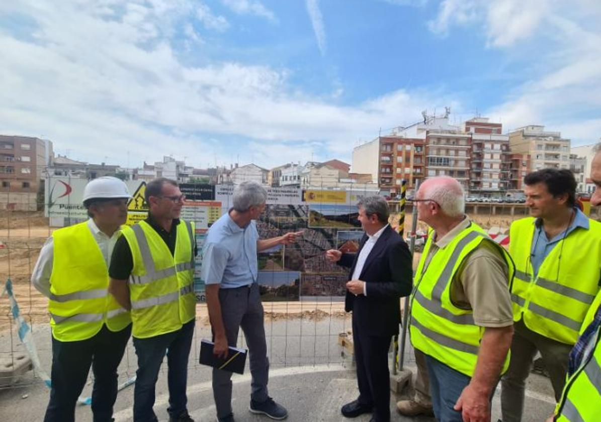 Visita de obras a la pasarela en construcción en Paiporta.