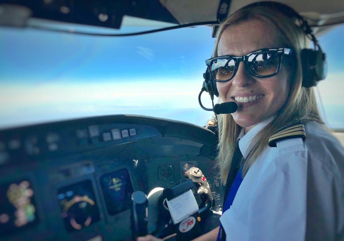 La instructora y comandante de líneas aéreas ilicitana Lourdes Carmona, en cabina.