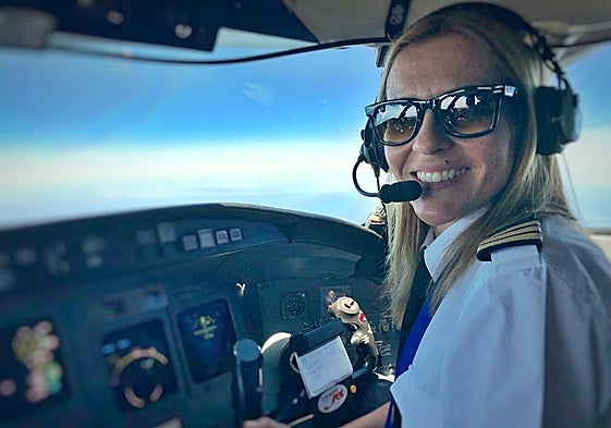 La instructora y comandante de líneas aéreas ilicitana Lourdes Carmona, en cabina.