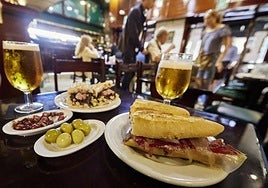 Almuerzo en la cafetería Aquarium.