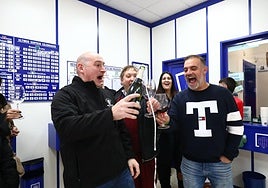 Varios ganadores de un premio en una administración de lotería. Imagen de archivo.