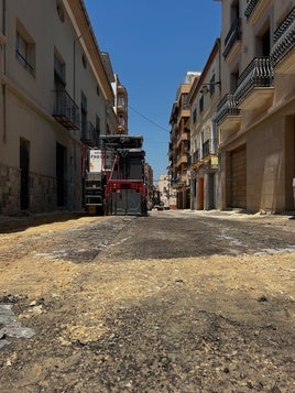 La calle por donde se celebra la Entrada, en obras.