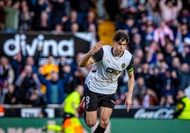 Javi Guerra celebrando un gol.