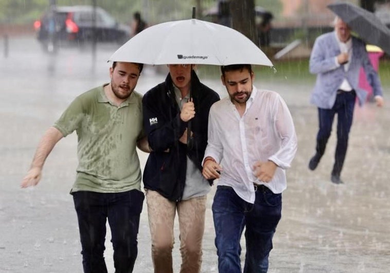 Aemet confirma la llegada de tormentas y lluvias muy fuertes este jueves a Valencia y señala las zonas donde lloverá