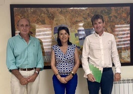 La alcaldesa de Loriguilla, con los representantes de la Fundación Iberdrola España.