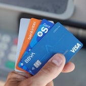 El truco de la pegatina en la tarjeta bancaria que los expertos aconsejan para evitar robos