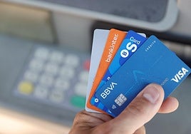 El truco de la pegatina en la tarjeta bancaria que los expertos aconsejan para evitar robos