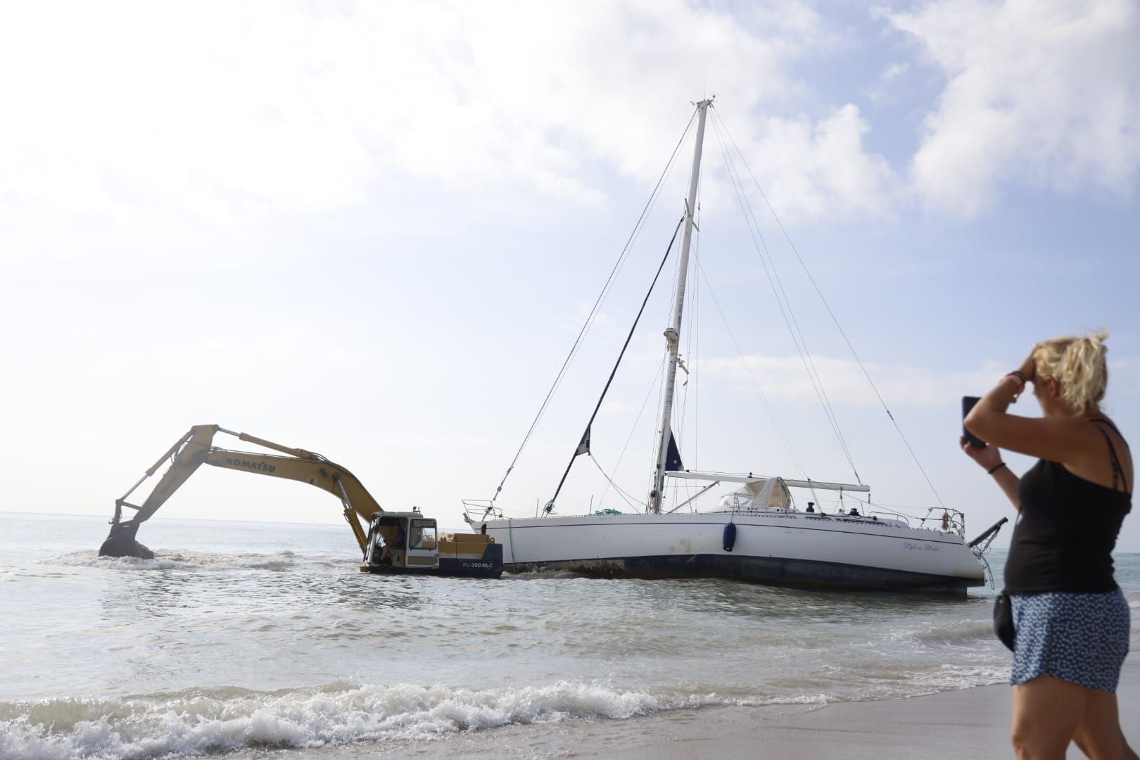 FOTOS | Rescate del velero encallado en El Saler más de diez días después