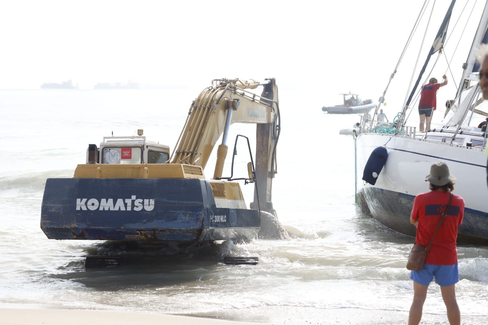 FOTOS | Rescate del velero encallado en El Saler más de diez días después