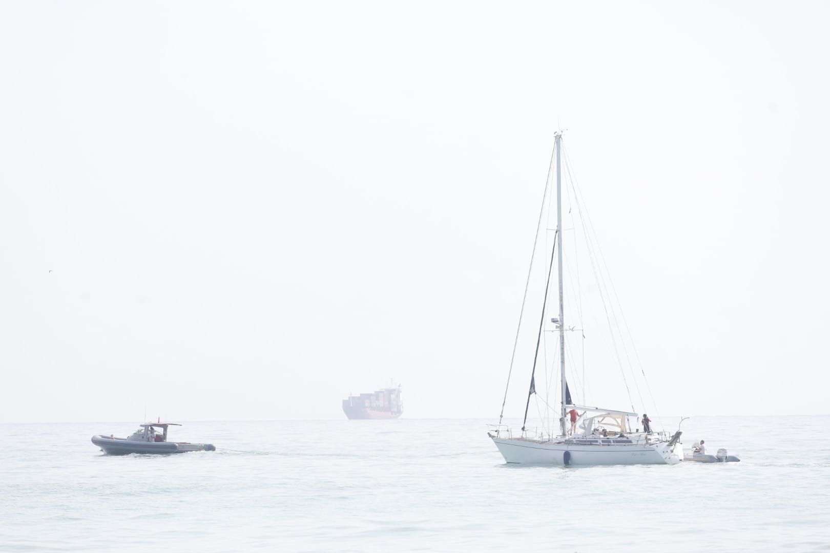FOTOS | Rescate del velero encallado en El Saler más de diez días después