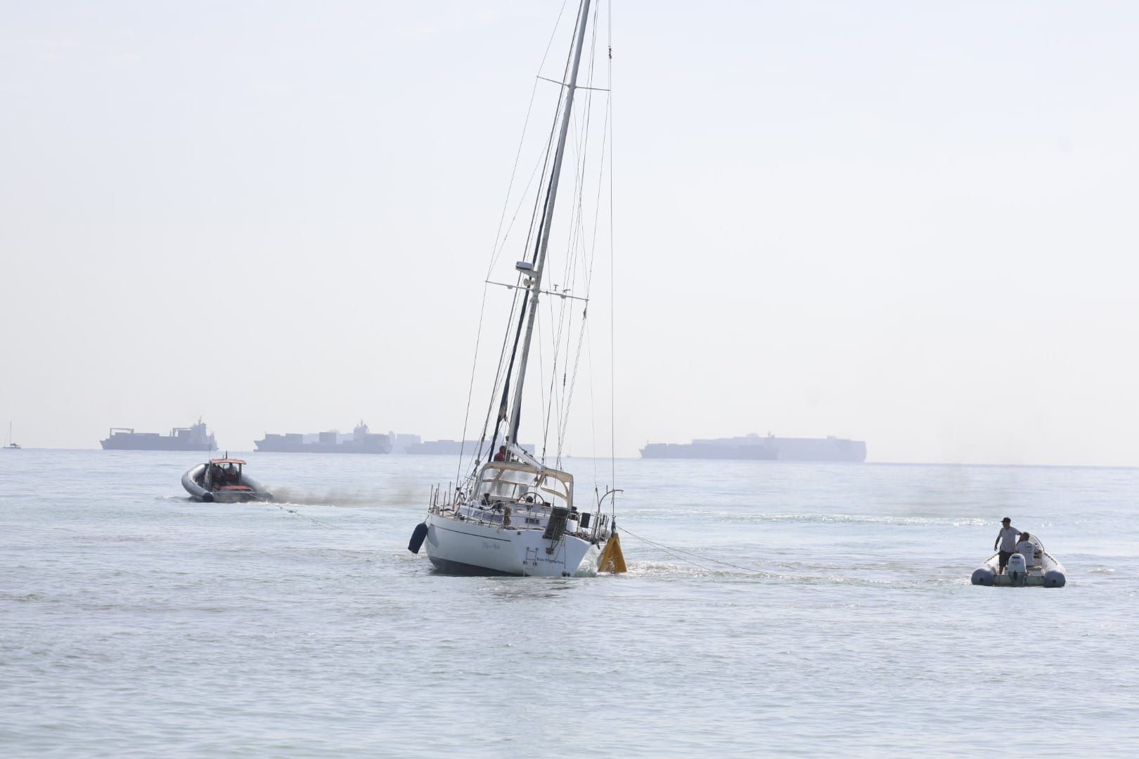 FOTOS | Rescate del velero encallado en El Saler más de diez días después