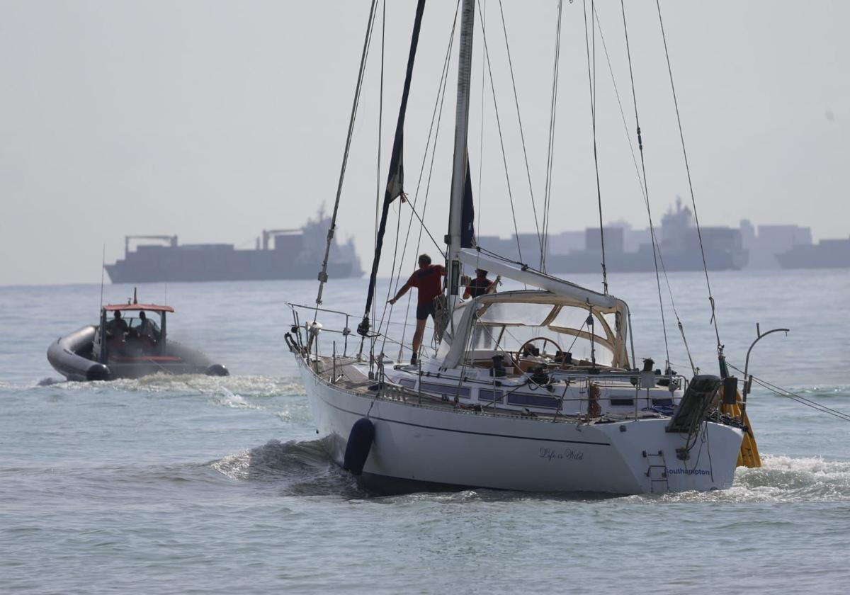 Labores de rescate del velero.