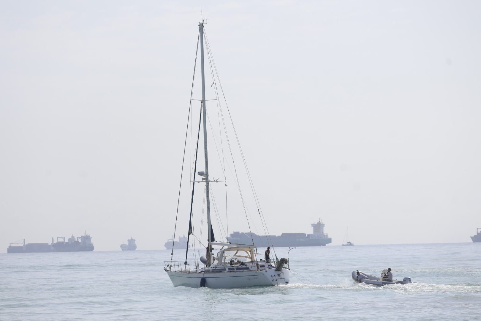 FOTOS | Rescate del velero encallado en El Saler más de diez días después