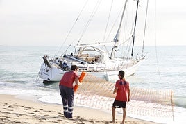 FOTOS | Rescate del velero encallado en El Saler más de diez días después