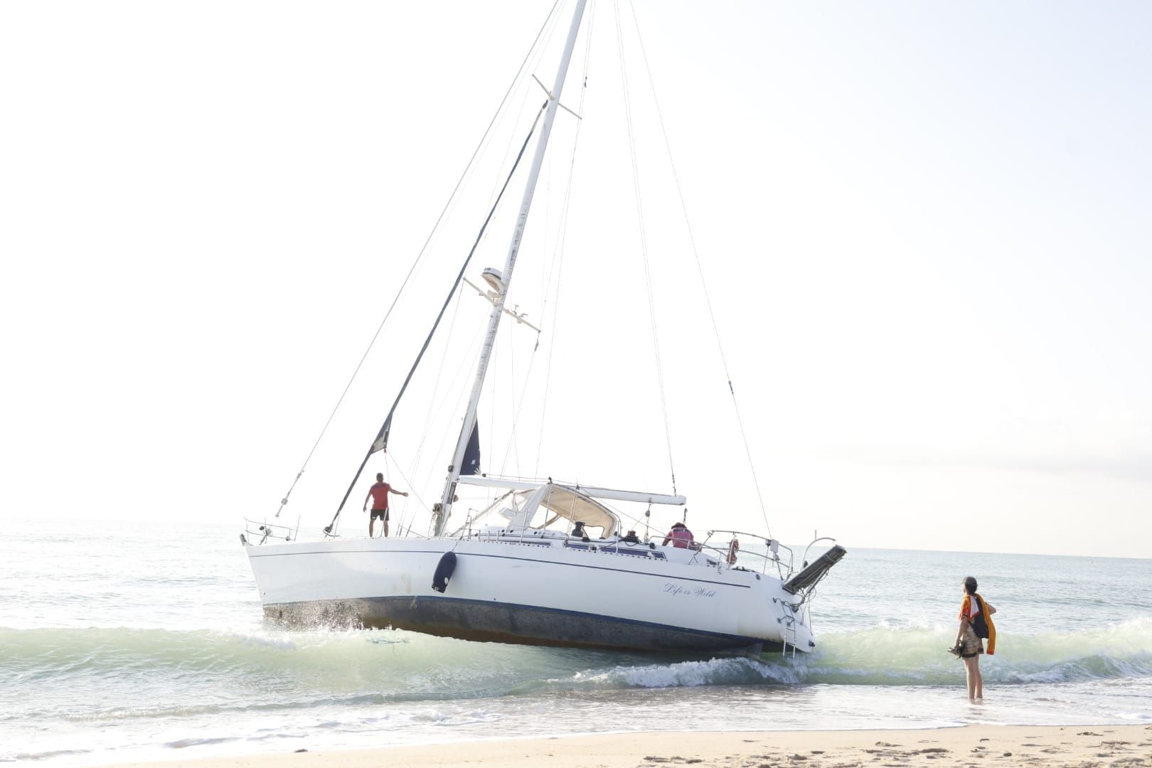 FOTOS | Rescate del velero encallado en El Saler más de diez días después