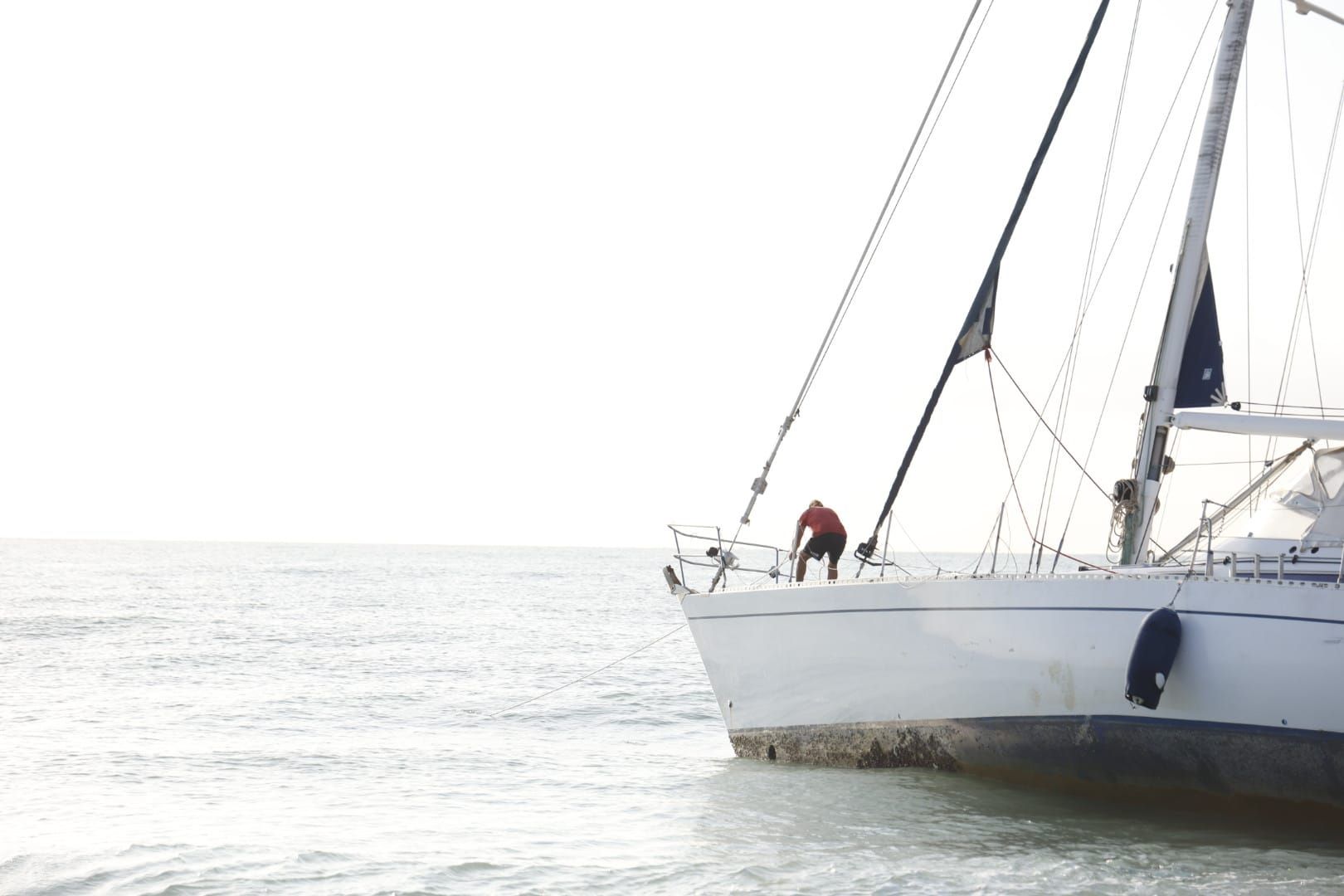 FOTOS | Rescate del velero encallado en El Saler más de diez días después