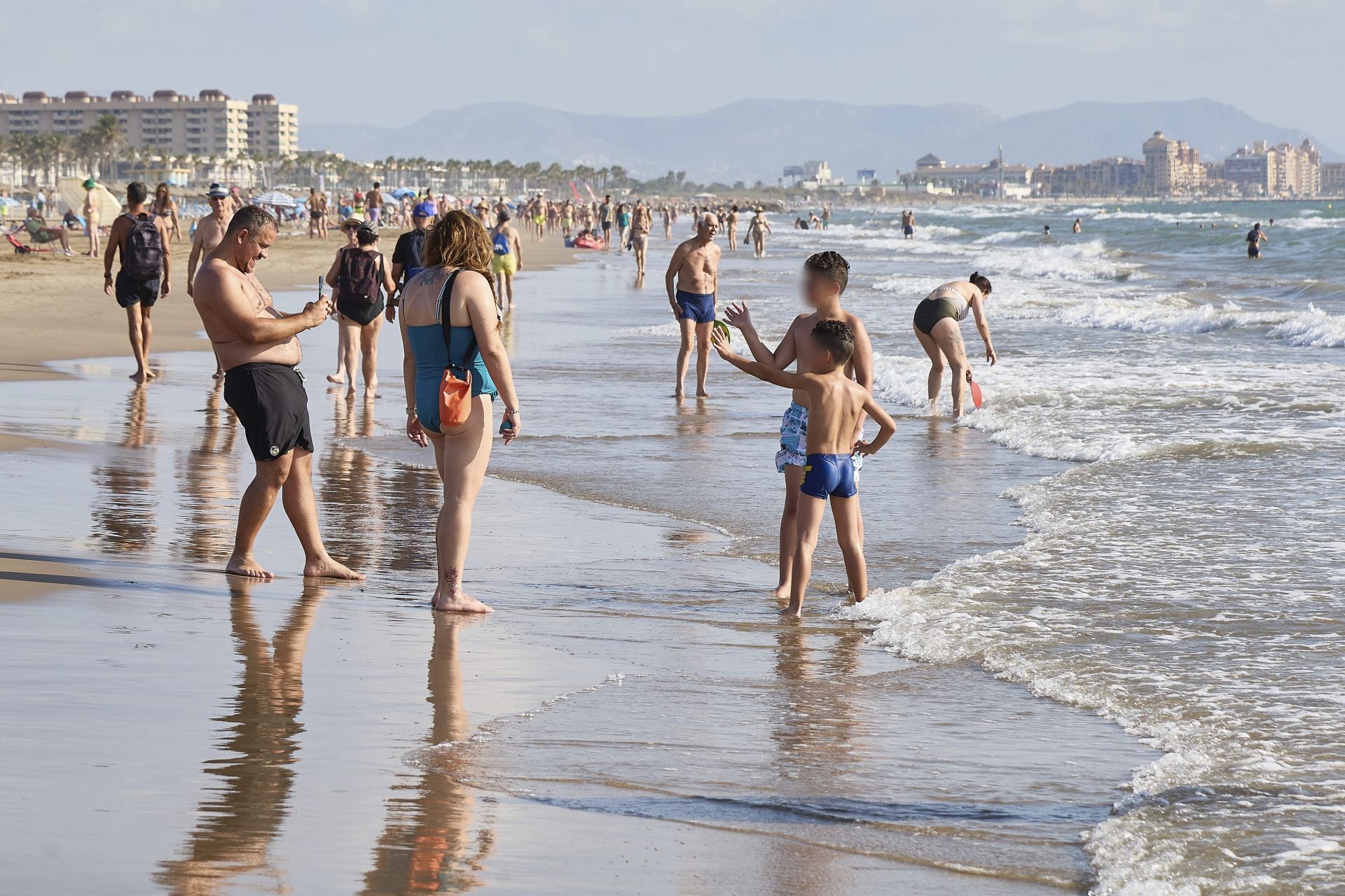 FOTOS | Personas que madrugan para ir a la playa en Valencia