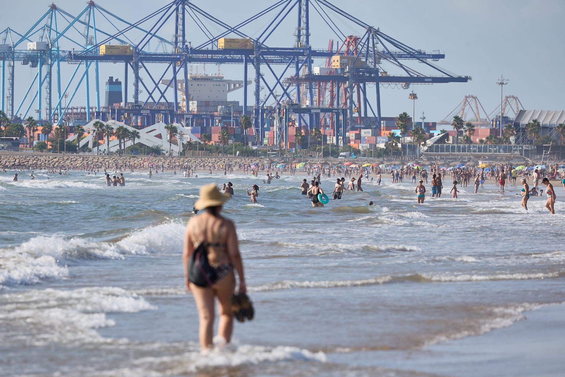 FOTOS | Personas que madrugan para ir a la playa en Valencia