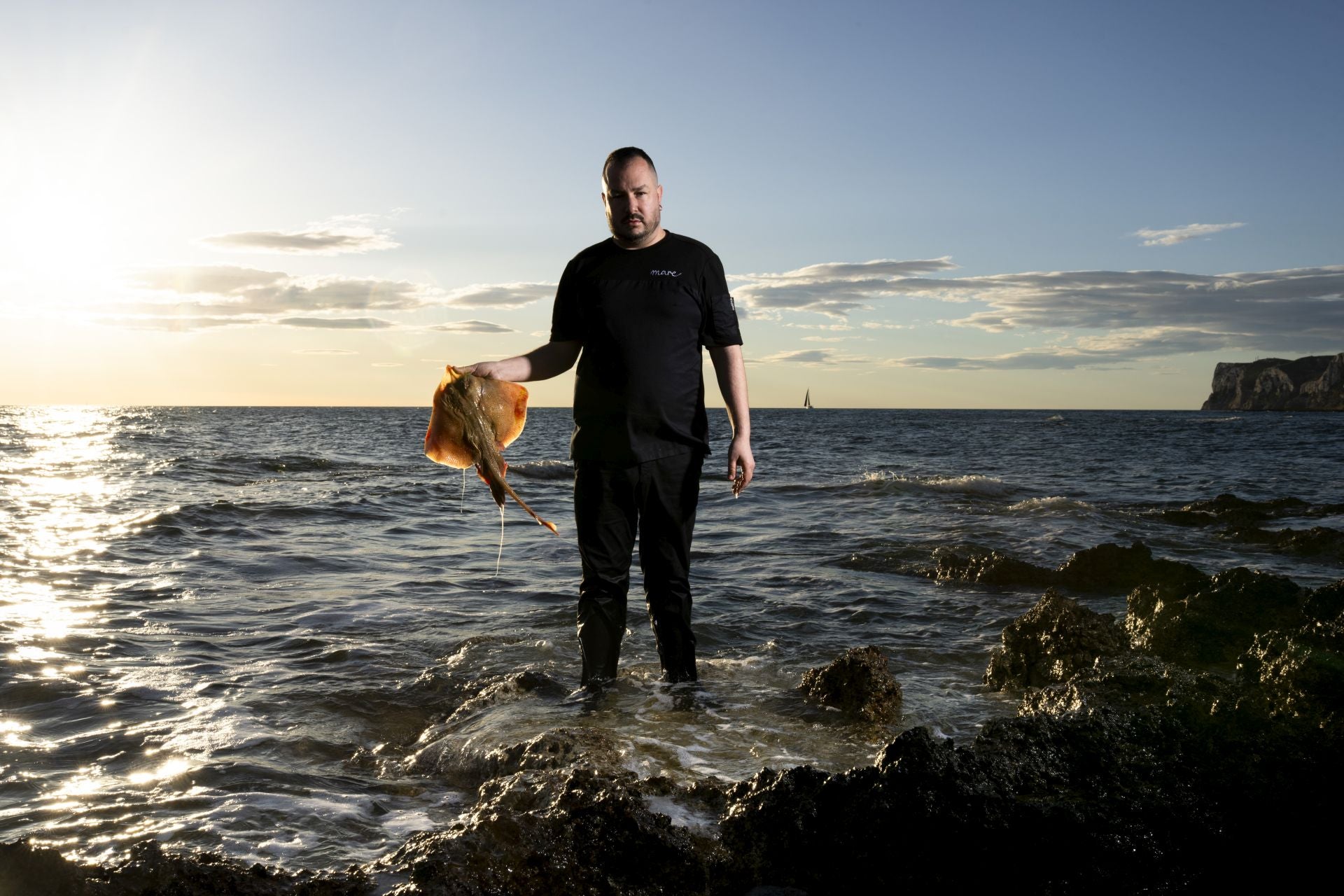 Miquel Gilabert, en el mar, la despensa que le permite nutrir su cocina a la brasa.