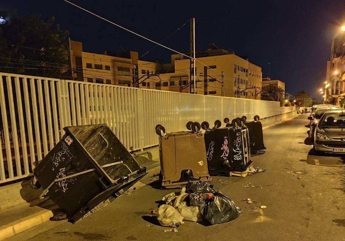 Contenedores volcados en una calle de Bétera.