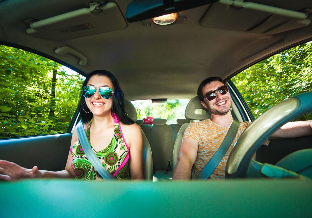 Una pareja en coche, imagen de archivo.