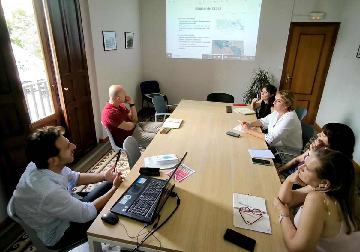 Reunión de responsables del Ayuntamiento y de la Confederación del Júcar.