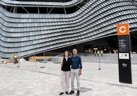 Víctor Sendra y Simone Pilon frente al Roig Arena.