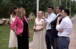 La vicepresidenta, junto al alcalde y varios concejales en su visita al parque de les Mamàs Belgues.