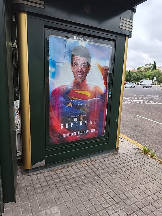 El cartel de 'Supermal' colocado sin permiso en un quiosco de Valencia.
