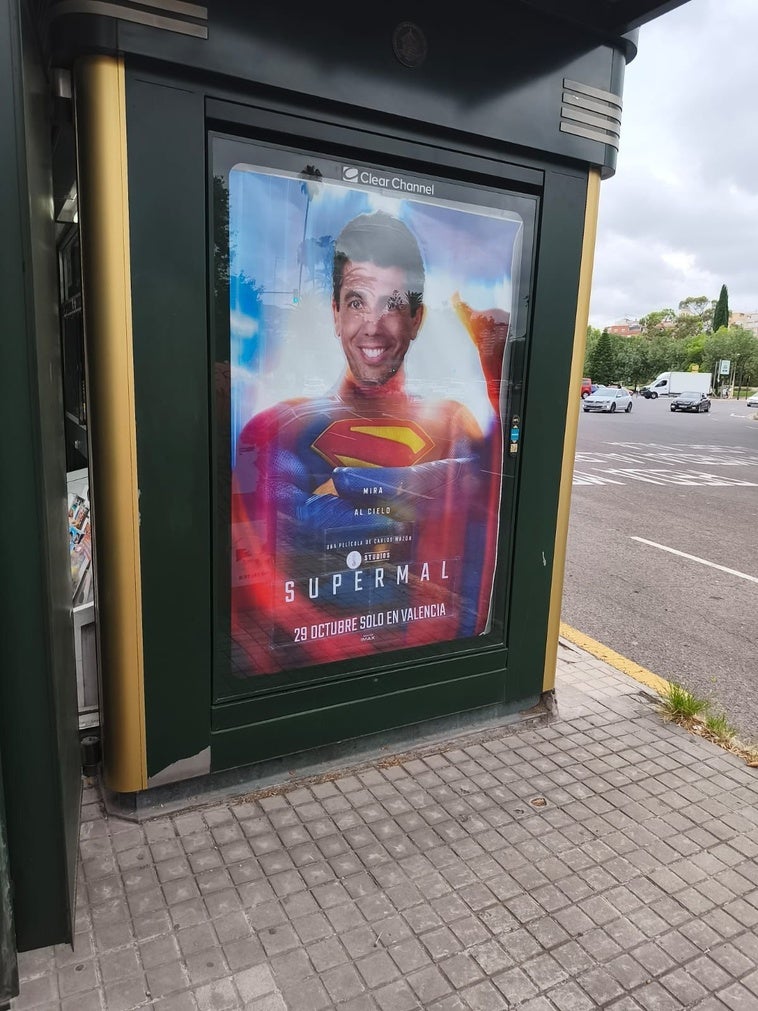 El arte urbano furtivo convierte a Mazón en el protagonista de la película 'Supermal'