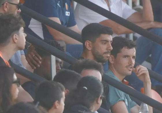 Guillamón y Özkacar viendo el partido desde la grada.