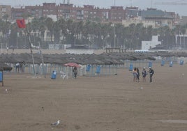 Playa de la Malvarrosa con bandera roja