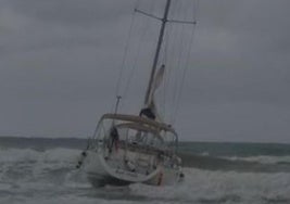 Velero encallado en la playa de San Antonio de Cullera.