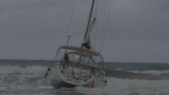 Velero encallado en la playa de San Antonio de Cullera.