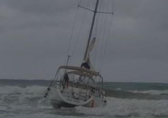Velero encallado en la playa de San Antonio de Cullera.