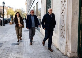 Polo, a la derecha, llega a una reunión con la Vicepresidencia del Consell.