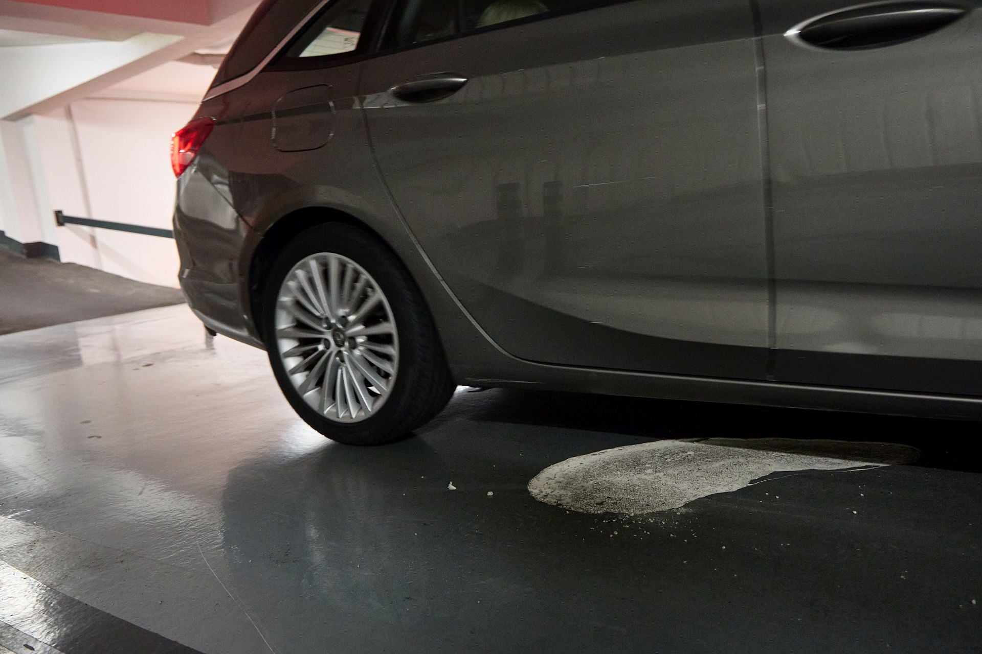 FOTOS | Baches en el parking de la Plaza de la Reina de Valencia
