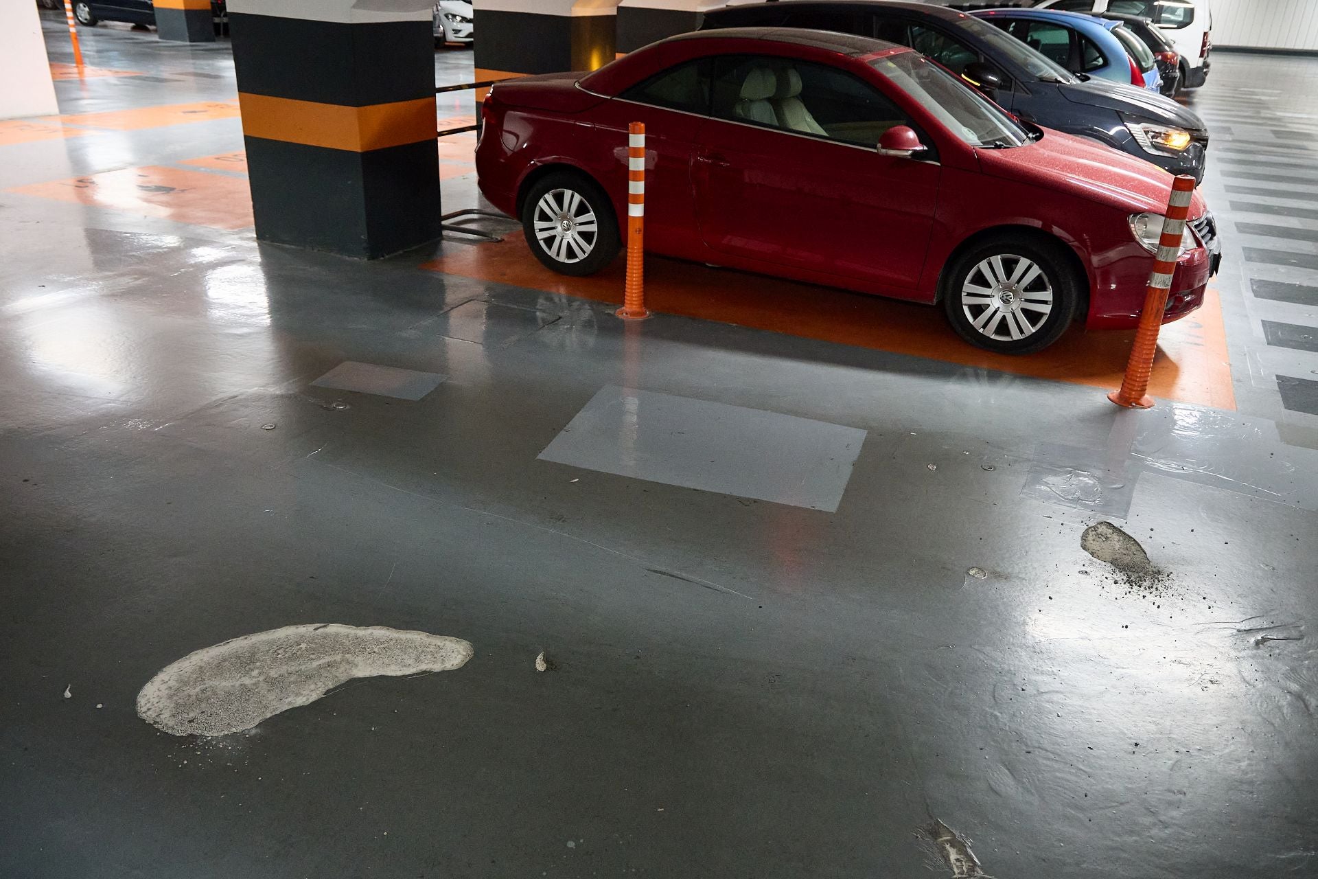 FOTOS | Baches en el parking de la Plaza de la Reina de Valencia