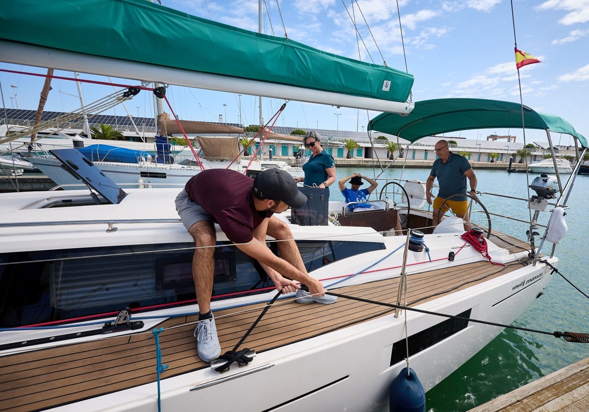 Fernando y Begoña, con sus hijos en su velero.