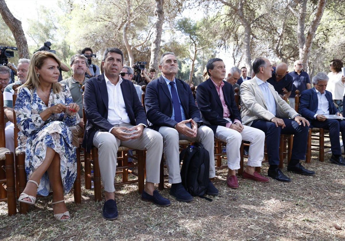 Camarero, Mazón, Gan Pampols, Gómez y Valderrama, en primera fila durante un acto en l'Albufera.