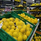 Stand de limones en la sección de frutas y hortalizas en el Mercadona.