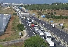 Vehículos parados en la A-3.