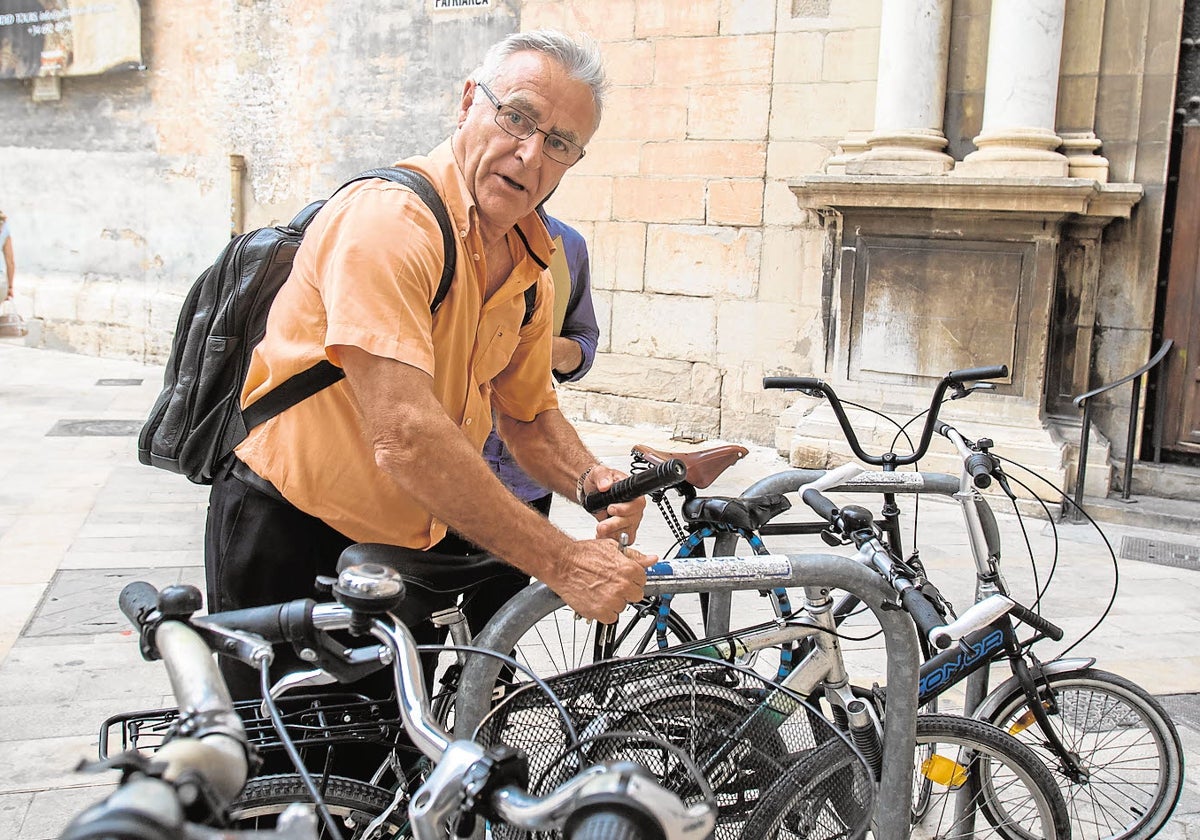 Ribó ata su bicicleta, su medio de transporte favorito.