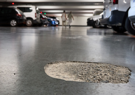 Daños del suelo de la segunda planta del parking de la plaza de la Reina.