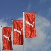 Banderolas con el emblema de Puma ondean en las instalaciones de la fábrica que la multinacional de ropa deportiva tiene en Herzogenaurach (Alemania).